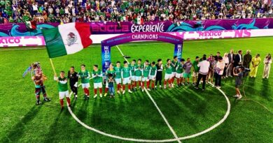 Celebrando el triunfo de México en la Copa Socca America