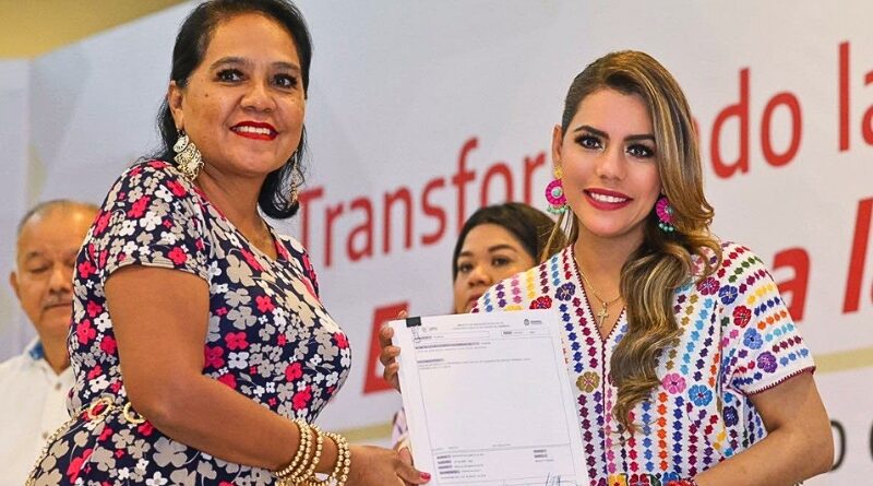 Gobernadora de Guerrero premia a servidores públicos