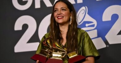 Natalia Lafourcade, con 18 Grammys, supera a Shakira y se convierte en la cantante latina más premiada. Reconocida por su versatilidad, fusiona lo tradicional y contemporáneo en la música.