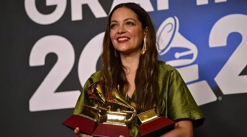 Natalia Lafourcade, con 18 Grammys, supera a Shakira y se convierte en la cantante latina más premiada. Reconocida por su versatilidad, fusiona lo tradicional y contemporáneo en la música.