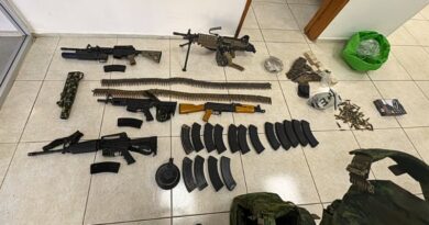 Operativo coordinado por fuerzas federales y estatales asegura armas, vehículos blindados y equipo táctico; un investigador resultó herido y está estable.