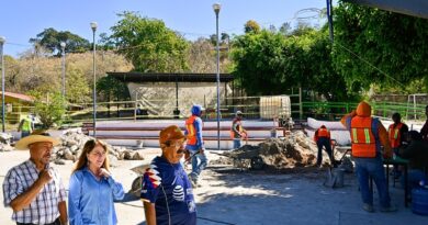 Margarita González Saravia supervisa la construcción de una techumbre en Jojutla, beneficiando a más de 3,350 personas y fortaleciendo la educación.