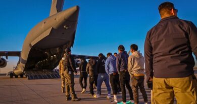 La Casa Blanca refuerza medidas contra migrantes indocumentados, eliminando protecciones y autorizando deportaciones sin intervención judicial.