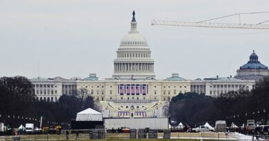 Trump inicia su segundo mandato con una ceremonia inusual en la rotonda del Capitolio, marcada por el frío extremo y la presencia de destacadas personalidades.