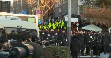 Yoon Suk-yeol, acusado de insurrección, se convierte en el primer mandatario surcoreano arrestado tras ser destituido por imponer la ley marcial.