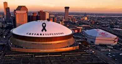El icónico partido universitario de fútbol americano se llevará a cabo el jueves por la noche, tras un violento ataque en Nueva Orleans con 15 víctimas fatales.