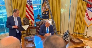 El presidente estadounidense firma una orden ejecutiva que retira al país de dos importantes organismos de la ONU, citando parcialidad y financiación desproporcionada.