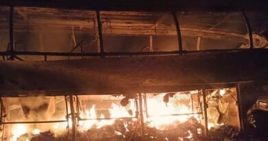Un accidente entre un autobús turístico y un tráiler en Campeche dejó decenas de víctimas mortales y heridos. Las llamas complicaron el rescate, mientras autoridades coordinan la atención de emergencia.
