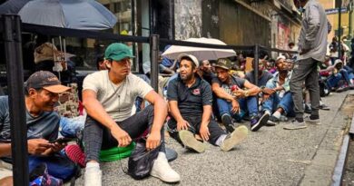 Fiscal General Pam Bondi acusa a Nueva York de priorizar a inmigrantes indocumentados sobre ciudadanos estadounidenses, alegando riesgos a la seguridad pública.