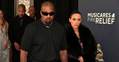 La pareja pone fin a dos años de matrimonio tras una serie de controversias públicas, incluyendo su aparición en los Grammy 2025 y los comentarios de West en redes sociales.