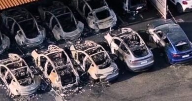 Un ataque incendiario contra una concesionaria de Tesla en Roma destruye 17 autos, marcando el incidente más grave contra la marca en Europa. Autoridades investigan.