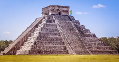 Escala ilegalmente la pirámide de Kukulkán durante el equinoccio y es agredido por la multitud tras su descenso