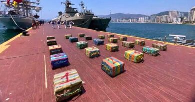 Operativo conjunto de la Semar intercepta embarcación con droga y combustible a más de 380 km de la costa de Acapulco, Guerrero.