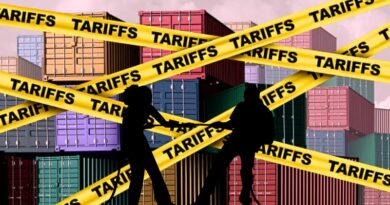 Los nuevos impuestos del 25% a México y Canadá, y del 20% a China, desatan tensiones globales. Líderes responden con medidas contundentes, mientras Trump defiende su estrategia como "un arma poderosa".