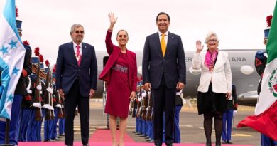 La presidenta de México asiste a la IX Cumbre de la CELAC en Tegucigalpa, acompañada por altos funcionarios de su gobierno, reforzando lazos regionales.