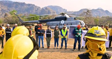 Desde un sobrevuelo en Tepoztlán y Huitzilac, evalúa junto a autoridades federales y estatales los esfuerzos para contener incendios forestales activos.