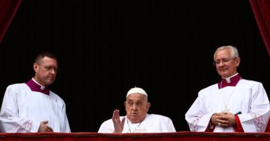 El cardenal Kevin Farrell anunció el deceso del pontífice a las 7:35 a.m.; su última aparición fue durante la bendición Urbi et Orbi el domingo de Pascua.