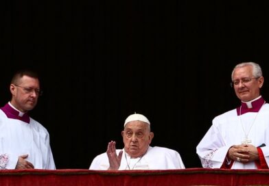 El cardenal Kevin Farrell anunció el deceso del pontífice a las 7:35 a.m.; su última aparición fue durante la bendición Urbi et Orbi el domingo de Pascua.