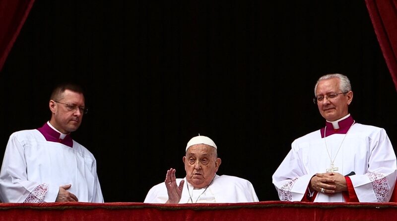El cardenal Kevin Farrell anunció el deceso del pontífice a las 7:35 a.m.; su última aparición fue durante la bendición Urbi et Orbi el domingo de Pascua.