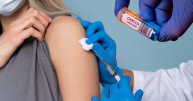 El Instituto Gamaleya iniciará ensayos en humanos de una innovadora vacuna de ARNm desarrollada con inteligencia artificial para atacar tumores específicos.