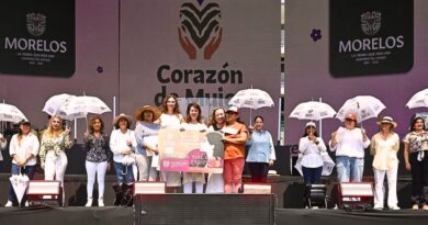 La gobernadora Margarita González Saravia entregó tarjetas a mujeres de 55 a 59 años como parte de un plan integral de bienestar, asistencia y empoderamiento.