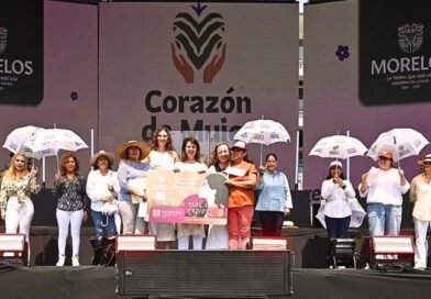 La gobernadora Margarita González Saravia entregó tarjetas a mujeres de 55 a 59 años como parte de un plan integral de bienestar, asistencia y empoderamiento.