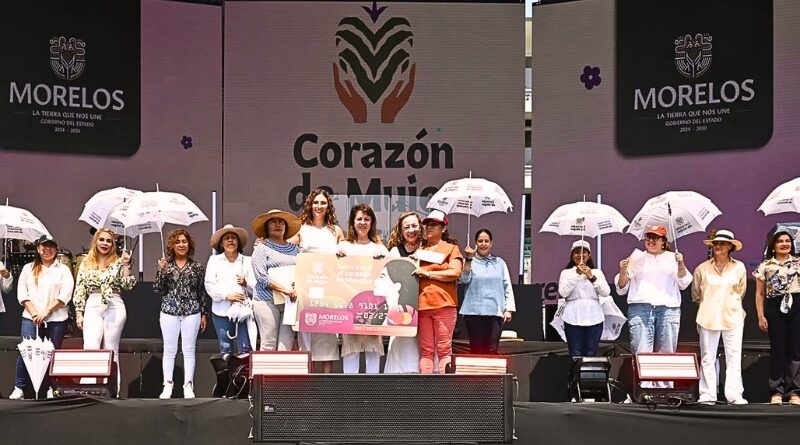 La gobernadora Margarita González Saravia entregó tarjetas a mujeres de 55 a 59 años como parte de un plan integral de bienestar, asistencia y empoderamiento.
