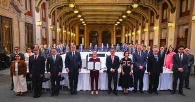 Claudia Sheinbaum anuncia acuerdo con autoservicios y productores para mantener estables los precios de 24 productos esenciales de la canasta básica.