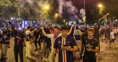 Los festejos por la histórica victoria del Paris Saint-Germain dejaron dos muertos, más de 200 heridos y 550 detenidos en disturbios en distintas ciudades francesas.