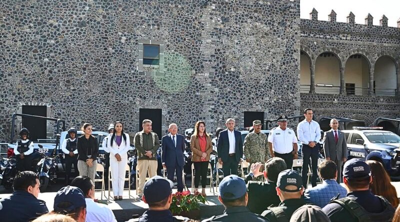 Gobernadora Margarita González Saravia y alcalde de Cuernavaca entregan unidades y uniformes a SEPRAC, en muestra de coordinación intergubernamental