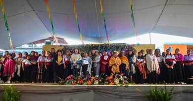 Creaciones artesanales de Hueyapan brillaron en la feria de Santo Domingo, reafirmando su valor como ícono textil ante autoridades y público nacional