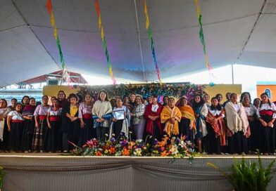 Creaciones artesanales de Hueyapan brillaron en la feria de Santo Domingo, reafirmando su valor como ícono textil ante autoridades y público nacional