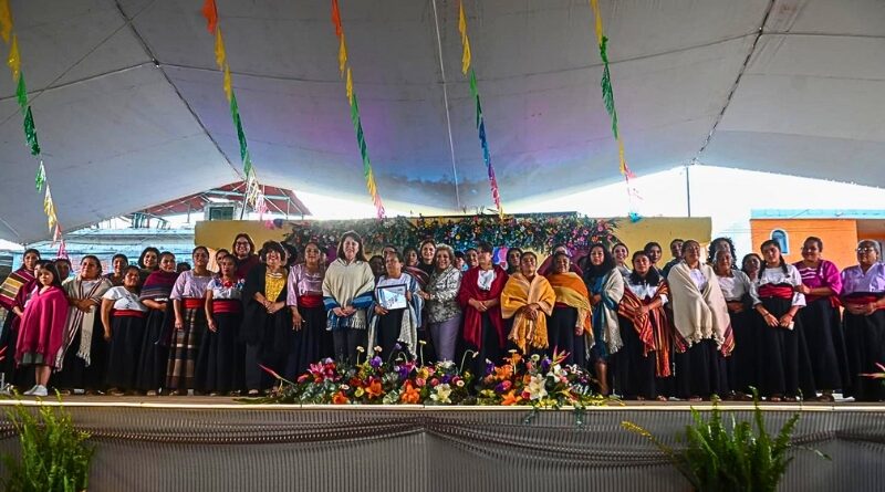 Creaciones artesanales de Hueyapan brillaron en la feria de Santo Domingo, reafirmando su valor como ícono textil ante autoridades y público nacional