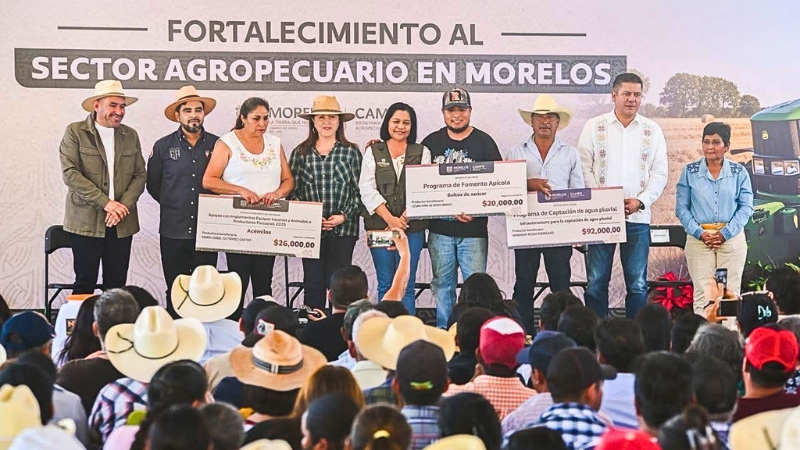 La gobernadora Margarita González Saravia entregó apoyos al sector agropecuario en Yautepec para elevar la productividad rural, la innovación y la soberanía alimentaria.