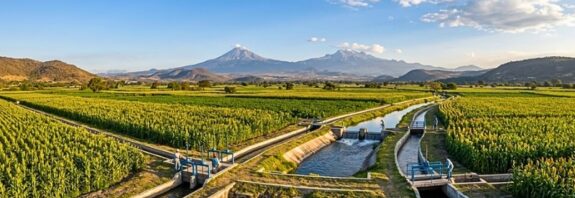 La inversión federal permitirá tecnificar el Distrito de Riego 016, reducir fugas y recuperar agua para fortalecer la producción agrícola y el abasto.