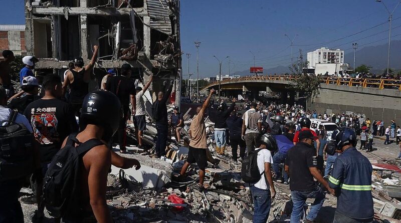 El potente sismo golpeó el occidente colombiano, provocó derrumbes y graves daños, dejó decenas de víctimas y movilizó equipos de emergencia.