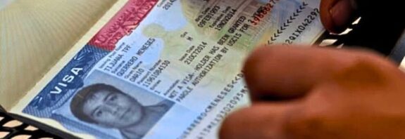 La revisión migratoria estadounidense endurece el control sobre extranjeros por delitos, fraude, violaciones migratorias, seguridad nacional y turismo de nacimiento.