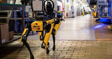 DHS confirma la compra de robots Spot de Boston Dynamics para que ICE inspeccione zonas peligrosas sin exponer directamente a sus agentes.