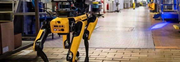 DHS confirma la compra de robots Spot de Boston Dynamics para que ICE inspeccione zonas peligrosas sin exponer directamente a sus agentes.