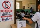 La restricción regirá desde el 3 de noviembre en escuelas públicas y privadas, y cada plantel podrá definir reglas específicas según sus necesidades.