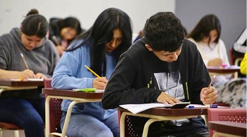 Casi la mitad de los alumnos mexicanos de 15 años no alcanza el nivel básico en matemáticas, lectura y ciencias, según la OCDE.