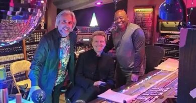 Una fotografía con el productor Paul Jackson Jr. y el ingeniero David Reitzas, borrada minutos después, reaviva la expectativa por un nuevo disco.