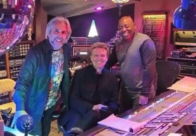 Una fotografía con el productor Paul Jackson Jr. y el ingeniero David Reitzas, borrada minutos después, reaviva la expectativa por un nuevo disco.