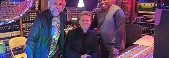 Una fotografía con el productor Paul Jackson Jr. y el ingeniero David Reitzas, borrada minutos después, reaviva la expectativa por un nuevo disco.