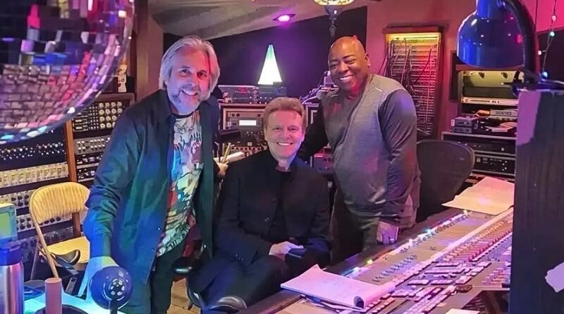 Una fotografía con el productor Paul Jackson Jr. y el ingeniero David Reitzas, borrada minutos después, reaviva la expectativa por un nuevo disco.